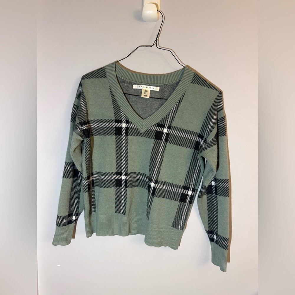 Max Studio Green Plaid V-Neck Knit Sweater – Size Small